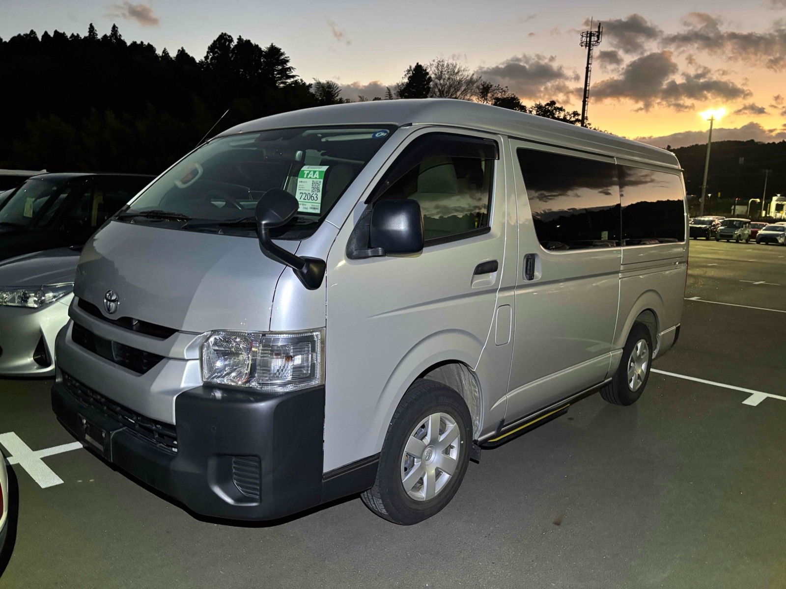 2021 TOYOTA HIACE *10 seater*